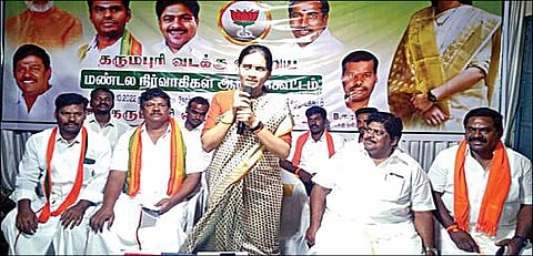 தருமபுரியில் நடைபெற்ற பாஜக கூட்டத்தில், மத்திய சுகாதாரம் மற்றும் குடும்பநலத் துறை இணை அமைச்சர் பாரதி பிரவீன் பவார் பேசினார். உடன் மாநில துணைத் தலைவர் கே.பி.ராமலிங்கம் உள்ளிட்டோர்.