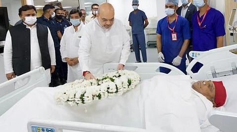 குருகிராமில் உள்ள மெதந்தா மருத்துவமனையில் வைக்கப்பட்டிருந்த முலாயம் சிங் யாதவ் உடலுக்கு மலர்வளையம் வைத்து அஞ்சலி செலுத்தினார் மத்திய உள்துறை அமைச்சர் அமித் ஷா. படம்: பிடிஐ