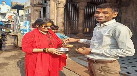 தெருக்களில் யாசகம் பெறும் பிரபல நடிகை