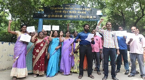 வேலூர் ஓட்டேரி பகுதியில் உள்ள முத்துரங்கம் அரசினர் கலைக்கல்லூரி முன்பாக பல்வேறு கோரிக்கைகளை வலியுறுத்தி கருப்பு பேட்ஜ் அணிந்து போராட்டத்தில் ஈடுபட்ட கவுரவ விரிவுரையாளர்கள் | படம்: வி.எம்.மணிநாதன்.