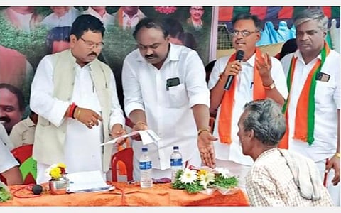 சேலம் மாவட்டம் ஏற்காட்டில் மலைவாழ் மக்களிடமிருந்து மனுக்களை பெற்றுக்கொண்ட, மத்திய ஜல்சக்தி மற்றும் பழங்குடியினர் நலத்துறை இணை அமைச்சர் பிஸ்வேஸ்வர்.