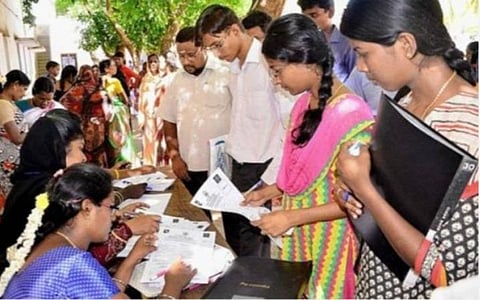 கிருஷ்ணகிரி அரசு மகளிர் கல்லூரியில் பெண்களுக்கான வேலை வாய்ப்பு முகாம்