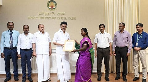 இயற்கை இடர்பாடுகளால் பாதிக்கப்பட்ட 4.43 லட்சம் விவசாயிகளுக்கு ரூ.481 கோடி இழப்பீடு வழங்கும் திட்டத்தை சென்னை தலைமைச் செயலகத்தில் நேற்று தொடங்கி வைத்த முதல்வர் ஸ்டாலின், 10 விவசாயிகளுக்கு காசோலைகளை வழங்கினார். உடன் அமைச்சர் எம்ஆர்கே பன்னீர்செல்வம், தலைமைச் செயலர் இறையன்பு, வேளாண் துறை செலயர் சமயமூர்த்தி, இயக்குநர் அண்ணாதுரை உள்ளிட்டோர்.