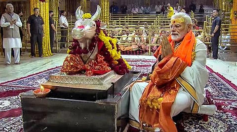 மத்திய பிரதேச மாநிலம் உஜ்ஜைன் நகரில் உள்ள மகா காலேஸ்வர் கோயிலின் புனரமைப்பு திட்டப்பணிகளை பிரதமர் மோடி நேற்று நாட்டுக்கு அர்ப்பணித்து வைத்தார். பின்னர் கோயிலில் வழிபடும் பிரதமர். படம்: பிடிஐ