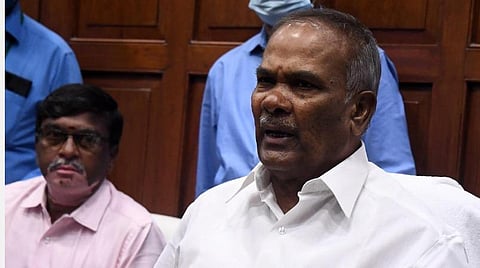எதிர்க்கட்சி துணைத் தலைவர் விவகாரம் - சட்டப்பேரவை தலைவரிடம் ஓபிஎஸ், இபிஎஸ் மனு