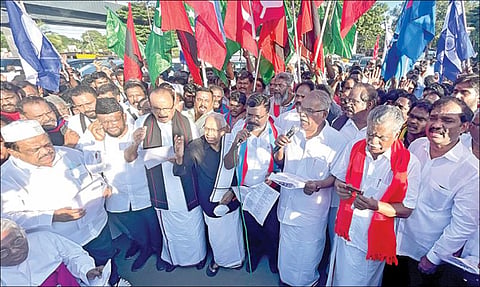 சென்னை அண்ணாசாலை, பெரியார் சிலை அருகே நடந்த மனித சங்கிலியில் பங்கேற்ற கி.வீரமணி, வைகோ, திருமாவளவன், இரா.முத்தரசன், கே.பாலகிருஷ்ணன், எம்.எச்.ஜவாஹிருல்லா, தி.வேல்முருகன் உள்ளிட்ட கட்சித் தலைவர்கள் மற்றும் நிர்வாகிகள்.படம்: பு.க.பிரவீன்.