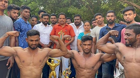 தமிழக அரசின் விளையாட்டுத்துறைக்கான 3 சதவீத இட ஒதுக்கீட்டில் ஆணழகன் துறையையும் இணைக்க வலியுறுத்த வேண்டும் என மதுரை எம்பி சு.வெங்கடேசனின் இன்று மதுரை மாவட்ட அமெச்சூர் ஆணழகன் சங்கத்தினர் கோரிக்கை மனு அளித்தனர்.