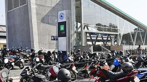 மெட்ரோ ரயில் நிலையங்களில் வாகன நிறுத்த இட நெருக்கடியால் பயணிகள் அவதி