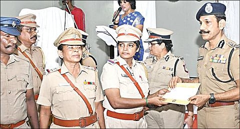 ரயில் பயணங்களின்போது பயணிகளிடம் திருடப்பட்ட நகைகள், செல்போன், லேப்டாப்கள் மீட்கப்பட்டு உரியவர்களிடம் ஒப்படைக்கும் நிகழ்ச்சி சென்னை பெரம்பூர் ரயில்வே திருமண மண்டபத்தில் நேற்று நடைபெற்றது. நிகழ்ச்சியில் பங்கேற்ற டிஜிபி சைலேந்திரபாபு, பொருட்களை மீட்கும் பணியில் சிறப்பாக செயல்பட்ட காவல் அதிகாரிகளை பாராட்டி சான்றிதழ்களை வழங்கினார். படம்: ம.பிரபு