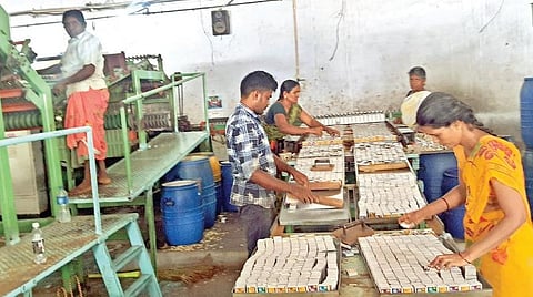 தீப்பெட்டி மூலப்பொருட்கள் விலை கடுமையாக உயர்வு: லைட்டர்கள் இறக்குமதியை தடுக்க வலியுறுத்தல்