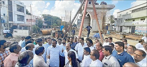 சென்னை ஆதம்பாக்கம் பகுதியில் நடந்து வரும் பறக்கும் ரயில் கட்டுமானப் பணிகளை வீட்டு வசதி துறை மற்றும் நகர்ப்புற வளர்ச்சித் துறை அமைச்சர் சு.முத்துசாமி ஆய்வு செய்தார். உடன் சிறு, குறு தொழில் துறை அமைச்சர் தா.மோ.அன்பரசன் மற்றும் அதிகாரிகள். படம்: எம்.முத்துகணேஷ்
