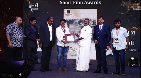 சர்வதேச குறும்பட விழாவில் மத்திய இணை அமைச்சர் எல்.முருகனிடம் விருது பெறும் இயக்குநர் ஆர்.சுப்பிரமணிய பாரதி.