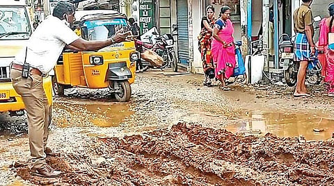 மழையால் ஏற்பட்ட பள்ளத்தை சரி செய்த போக்குவரத்து காவலர்: ராஜபாளையம் பொதுமக்கள் பாராட்டு