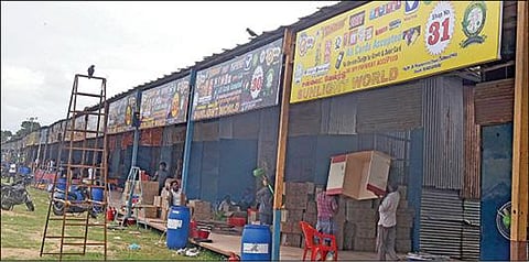தீபாவளி பண்டிகைக்கு இன்னும் சில தினங்களே உள்ள நிலையில், திங்கள்கிழமை முதல் விற்பனை தொடங்க உள்ளதையடுத்து, சென்னை தீவுத்திடலில் பட்டாசுக் கடைகள் அமைக்கும் பணி மும்முரமாக நடைபெற்று வருகிறது.படம்: ம.பிரபு