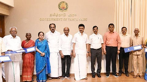 வறுமையில் வாடும் கலைமாமணி விருதாளர்களுக்கு தலா ஒரு லட்சம் ரூபாய் பொற்கிழி - முதல்வர் ஸ்டாலின் வழங்கினார்