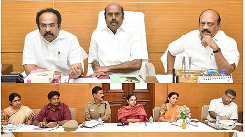 பேச்சுவார்த்தையில் அமைச்சர்கள்
