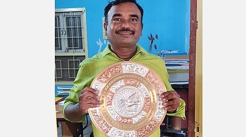தஞ்சாவூர் கலைத் தட்டுடன் வழக்கறிஞர் ப.சஞ்சய்காந்தி.