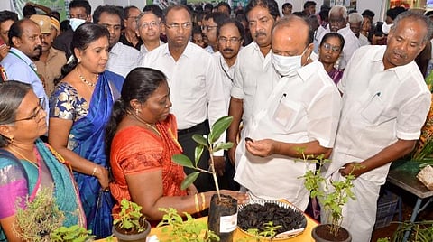 மதுரை வேளாண்மை கல்லூரியில் இன்று நடந்த மாநில உழவர் தின விழாவில் கண்காட்சியை அமைச்சர்கள் எம்.ஆர்.கே.பன்னீர்செல்வம், பி.மூர்த்தி ஆகியோர் தொடங்கி வைத்தனர் | படம்: நா.தங்கரத்தினம்