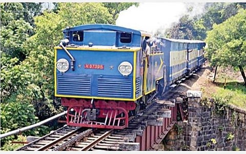 புகை கக்கியபடி செல்லும் உதகை மலை ரயில்.