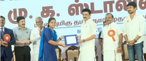 தமிழக அரசின் தொழிலாளர் நலன் மற்றும் திறன் மேம்பாட்டுத் துறை சார்பில், சென்னை ராயப்பேட்டையில் உள்ள புது கல்லூரியில் வேலைவாய்ப்பு முகாம் நேற்று நடைபெற்றது. முகாமில் தேர்வானவர்களுக்கு பணி நியமன ஆணைகளை முதல்வர் மு.க.ஸ்டாலின் வழங்கினார். உடன், அமைச்சர்கள் சி.வி.கணேசன், பி.கே.சேகர்பாபு, தயாநிதி மாறன் எம்பி, உதயநிதி ஸ்டாலின் எம்எல்ஏ. படம்: பு.க.பிரவீன்