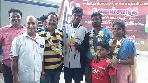 நேபாளம் நாட்டில் நடை பெற்ற சர்வதேச அளவிலான கால்பந்து சாம்பியன்ஷிப் போட்டியில் வெற்றி பெற்று தங்கப்பதக்கம் வென்ற இந்திய அணி வீரர் ஓசூரைச் சேர்ந்த ஜெய்சாந்த், உடன் குடும்பத்தினர் மற்றும் பயிற்சியாளர்.