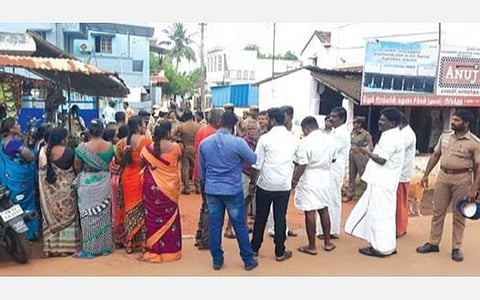 அரியக்குடியில் அரபி பாடசாலை திறப்பு விழாவில், பள்ளிவாசல் திறக்க முயற்சி நடப்பதாக கூறி போராட்டம் நடத்த திரண்ட பாஜகவினர்.