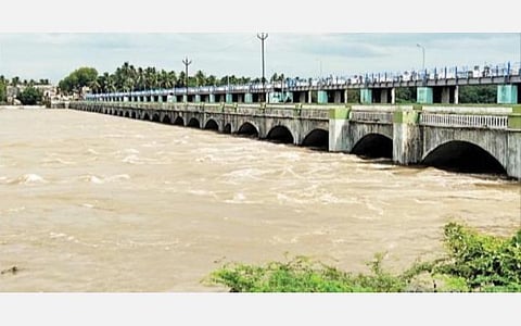 கீழணையில் இருந்து கொள்ளிடம் ஆற்றில் தண்ணீர் வெளியேற்றப்படுகிறது.