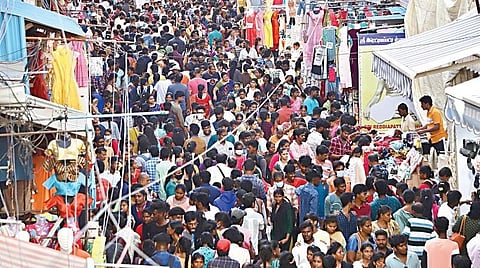 தீபாவளி பண்டிகைக்கு புத்தாடைக ள், பொருட்கள் வாங்குவதற்காக சென்னை தி.நகர் ரங்கநாதன் தெருவில் நேற்று கூடிய மக்கள் கூட்டம். படம்: பு.க.பிரவீன்