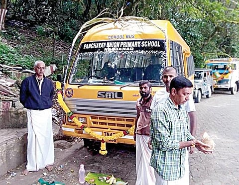 நஞ்சநாடு ஊராட்சி ஒன்றிய தொடக்கப் பள்ளி குழந்தைகளுக்காக கிராம மக்கள் சொந்த நிதியில் வாங்கிக் கொடுத்துள்ள வேன்.