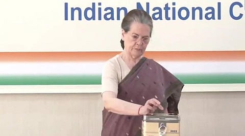 காங்கிரஸ் தலைவர் தேர்தலில் வாக்களித்த சோனியா காந்தி