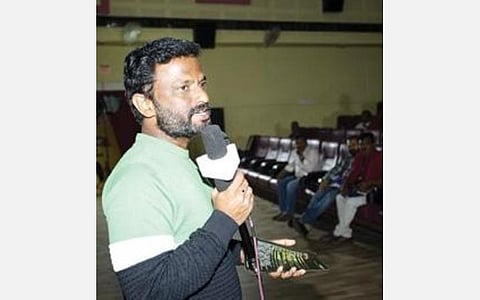 புதுக்கோட்டை வெஸ்ட் தியேட்டரில் நடைபெற்று வரும் உலக திரைப்பட விழாவில் பேசுகிறார் திரைப்பட இயக்குநர் பாண்டிராஜ்