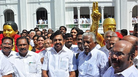 அதிமுக தலைமை அலுவலகத்தில் இபிஎஸ்