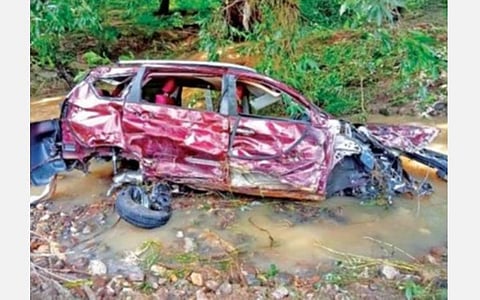 அரூர் பகுதியில் கொட்டிய மழையால் 50 ஆண்டுகளுக்குப் பிறகு கல்லாற்றில் மழை வெள்ளம் பெருக்கெடுத்து ஓடுகிறது. அடுத்த படம் : கோட்டப்பட்டி அருகே வெள்ளத்தில் 6 கிலோமீட்டர் அடித்துச் செல்லப்பட்ட கார். கடைசிபடம் : சின்னாங்குப்பம் அருகில் தடுப்பணை நிரம்பி ஆற்றில் செல்லும் வெள்ளநீர். படங்கள்: எஸ். செந்தில்