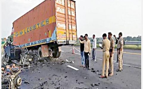 விபத்து ஏற்பட்ட பகுதியில் போலீஸார் மீட்புப் பணியில் ஈடுபட்டனர்.