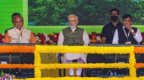 டெல்லியில் நேற்று தொடங்கிய `கிசான் சம்மான் சம்மேளன் 2022' மாநாட்டில் பங்கேற்ற பிரதமர் நரேந்திர மோடி, மத்திய அமைச்சர்கள் நரேந்திர சிங் தோமர், மன்சுக் மாண்டவியா உள்ளிட்டோர். படம்: பிடிஐ