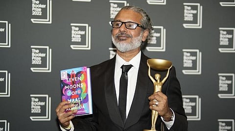 புக்கர் பரிசுடன் எழுத்தாளர் சேகன் கருணாதிலக.
