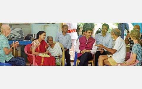 ஆரோவில்லில் அமைந்துள்ள இயற்கை விவசாய பண்ணையில், அதன் பொறுப்பாளர்களிடம் உரையாடும் தமிழக ஆளுநர் ஆர்.என்.ரவி. படம்.எம்.சாம்ராஜ்