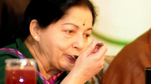 சிகிச்சையின்போது கட்டுப்பாடு இன்றி உணவுகள் வழங்கப்பட்டதால் ஜெயலலிதா உடல்நிலை வேகமாக மோசமடைந்தது - ஆணைய அறிக்கையில் தகவல்