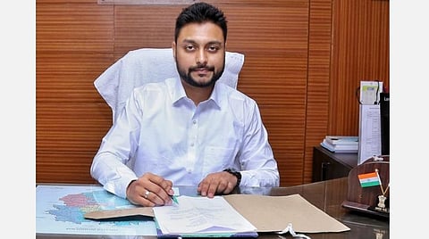 திருப்பூர் கோட்டாட்சியர் அலுவலகத்தில் இன்று பொறுப்பேற்ற சார் ஆட்சியர் ஸ்ருதன் ஜெய் நாராயணன்.