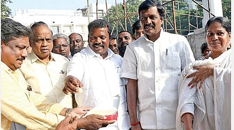 அகில இந்திய காங்கிரஸ் கமிட்டி தலைவர் தேர்தலில் மல்லிகார்ஜுன கார்கே வெற்றி பெற்றதை கொண்டாடும் வகையில், சென்னை சத்தியமூர்த்தி பவனில் நிர்வாகிகளுக்கு, செல்வப்பெருந்தகை எம்எல்ஏ இனிப்பு வழங்கினார். (அடுத்த படம்) பட்டாசு வெடித்து கொண்டாடிய தொண்டர்கள். படங்கள்; ம.பிரபு