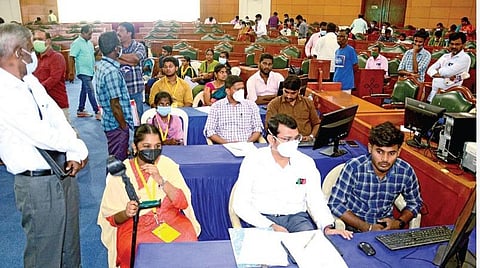 சென்னையில் அரசு பன்னோக்கு உயர் சிறப்பு மருத்துவமனை வளாகத்தில் நேற்று நடந்த சிறப்பு பிரிவினருக்கான கலந்தாய்வில் பங்கேற்ற மாணவர்கள்.படம்: பு.க.பிரவீன்