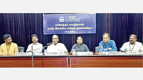 காட்பாடியில் உள்ள விஐடி பல்கலைக்கழகத்தில் நடைபெற்ற பாவேந்தர் பாரதிதாசன் தமிழ் இலக்கிய மன்ற தொடக்க விழாவில் பேசிய உலக தமிழர் பேரவை நிறுவனர் பழ.நெடுமாறன். அருகில், விஐடி வேந்தர் கோ.விசுவநாதன், துணைத் தலைவர்கள் ஜி.வி.செல்வம், சங்கர் விசுவநாதன் உள்ளிட்டோர்.படம்: வி.எம்.மணிநாதன்.