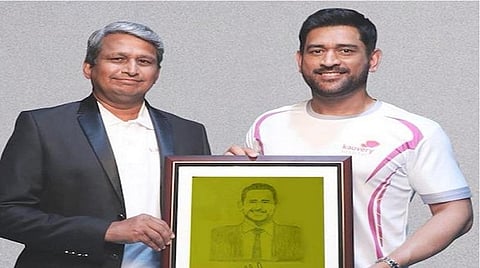 ஓவியத்துடன் தோனி