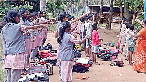 வீடு, பள்ளி, வீதி, மொட்டைமாடி, மரத்தடியே களங்கள்: பள்ளியையும் சமூகத்தையும் இணைக்கும் வாசிப்பு இயக்கம்