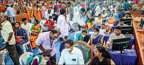 எம்பிபிஎஸ், பிடிஎஸ் சேர்க்கையில் அரசுப் பள்ளி மாணவர்களுக்கான 7.5 சதவீத உள் ஒதுக்கீட்டு பிரிவு கலந்தாய்வு, சென்னை அண்ணா சாலையில் உள்ள அரசு பன்னோக்கு உயர் சிறப்பு மருத்துவமனை வளாகத்தில் நேற்று நடந்தது. கலந்தாய்வில் பெற்றோருடன் பங்கேற்ற மாணவர்கள். படங்கள்: பு.க.பிரவீன்