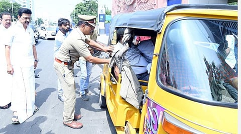 விபத்தில் சிக்கியவரை மருத்துவமனைக்கு அனுப்பி வைத்த முதல்வர்