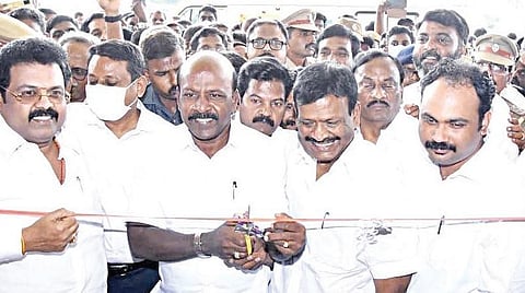 திருவள்ளூரில் புதிதாக கட்டப்பட்டுள்ள அரசு மருத்துவக் கல்லூரி கட்டிடத்தை, நேற்று சுகாதாரத் துறை அமைச்சர் மா.சுப்பிரமணியன் திறந்து வைத்து, மருத்துவ சேவையை தொடங்கி வைத்தார். இந்நிகழ்வில், பால்வளத் துறை அமைச்சர் சா.மு.நாசர் உள்ளிட்டோர் பங்கேற்றனர்.