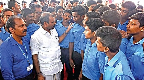 சென்னை ராயபுரத்தில் உள்ள மத்திய மீன்துறை கடல்சார் பயிற்சி நிலையத்தில் தூய்மை இந்தியா 2.0 திட்டத்தின் செயல்பாடுகளை மத்திய இணை அமைச்சர் எல்.முருகன் நேற்று ஆய்வு செய்தார். பின்னர், பயிற்சி நிலைய மாணவர்களுடன் அவர் கலந்துரையாடினார். படம்: ம.பிரபு