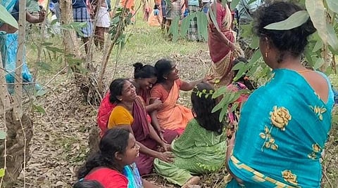 2 பெண்கள் கொலை செய்யப்பட்டு கிடந்த இடத்தில் கதறி அழுத உறவினர்கள்.