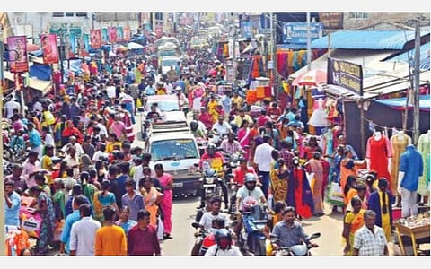 தீபாவளி பண்டிகையையொட்டி ஈரோடு மணிக்கூண்டு பகுதியில் ஜவுளிகள் வாங்க வந்த மக்கள் கூட்டம்.